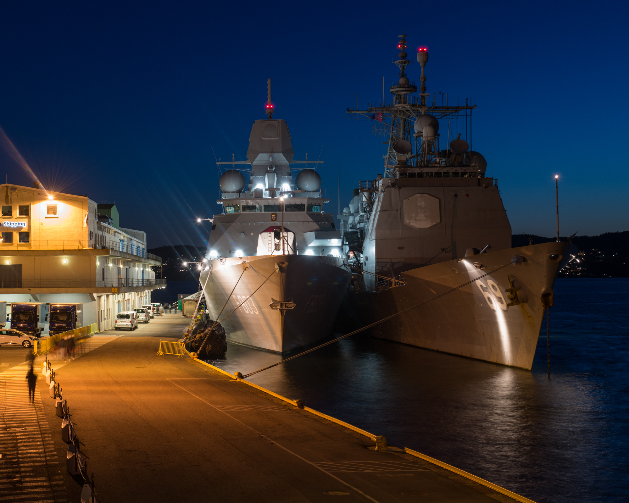 Exercice Dynamic Mongoose - Hnlms Tromp (F803) and USS Vicksburg (CG69) in Bergen harbour - 2 may 2015 © FSGT Artigues