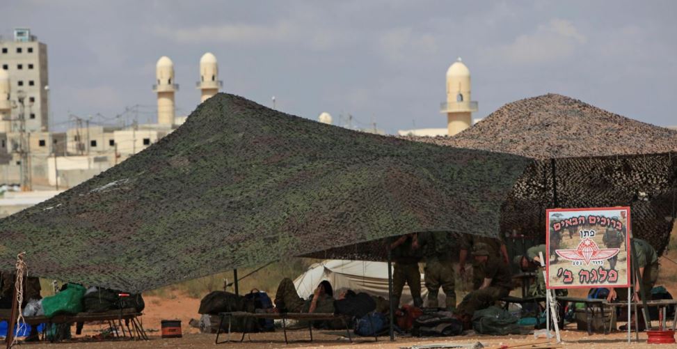 Le camp de TSE'ELIM avec la ville arabe postiche en arrière-plan