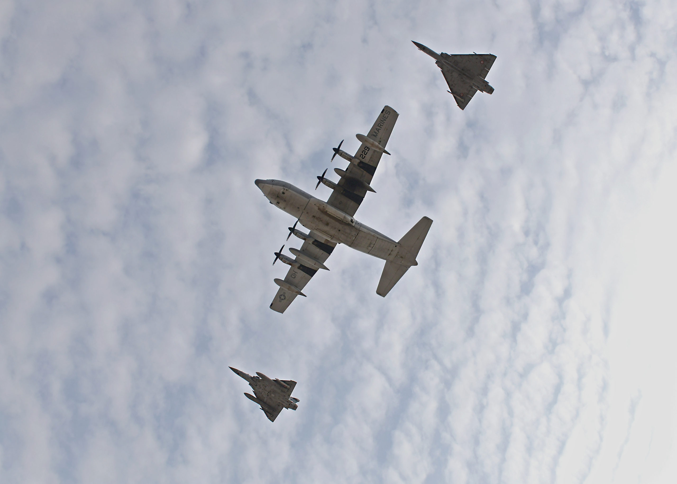 A U.S. KC-130J Super Hercules, with Combined Joint Task Force - Horn of Africa, and two French Dassault Mirage 2000’s perform a combined flyover with during a Patriot’s Day ceremony at Camp Lemonnier, Djibouti, Sept. 11, 2021, commemorating the 20th anniversary of the terrorist attacks on the United States on Sept. 11, 2001 © U.S. Army photo by Spc. Dereck White 6)
