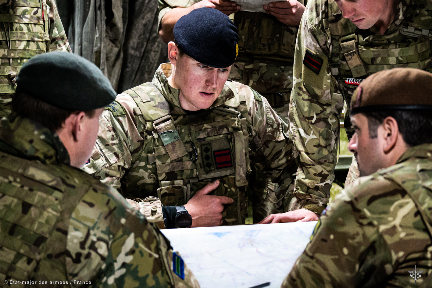Soldats Britanniques : planification autour d'une carte