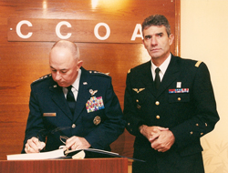 Le Général Gaviard avec le Général américain M. Moseley, alors CEMAA aux Etats-Unis, en visite au Centre de Contrôle des Opérations Aériennes ("CCOA") en 2004.